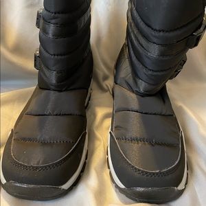 Black waterproof snow boots big kids